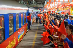 "Đoàn tàu Thống Nhất" đã chính thức lăn bánh tại Ga Hà Nội vào tối ngày 29/4. (Ảnh: Minh Sơn/Vietnam+)