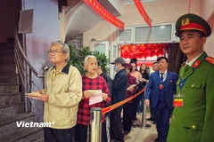 Người dân đi bỏ phiếu bầu cử đại biểu Quốc hội khóa XVI và đại biểu Hội đồng Nhân dân các cấp nhiệm kỳ 2026-2031 tại khu vực bỏ phiếu số 8 phường Vĩnh Tuy (thành phố Hà Nội). (Ảnh: Mai Anh/Vietnam+)