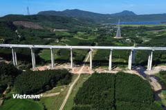 Cao tốc nếu đầu tư xây bằng cầu cạn sẽ rút ngắn thời gian, tăng tuổi thọ nhưng chi phí sẽ cao hơn nếu so với giải pháp làm bằng đất đắp nền đường. (Ảnh: Khánh Hùng/Vietnam+)