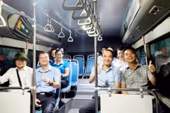 Tuyến buýt 20ATC (Nhổn-Quốc lộ 32-Minh Châu) giúp kết nối xã đảo Minh Châu với các xã, phường nội thành Thủ đô Hà Nội. (Ảnh: PV/Vietnam+)