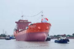 Công ty Đóng tàu Phà Rừng đã hạ thủy tàu dầu/hóa chất 13.000DWT, ký hiệu vỏ YN-05, mang tên “BS SINGAPORE”. (Ảnh: PV/Vietnam+)
