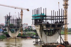 Dự án cầu Đuống mới hiện chỉ thi công được hai trụ dưới lòng sông do vướng mắc mặt bằng hai đầu quận Long Biên và huyện Gia Lâm. (Ảnh: Việt Hùng/Vietnam+)