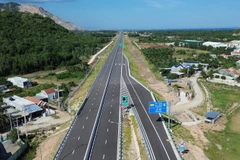 Dự án cao tốc Vân Phong-Nha Trang đang được chủ đầu tư và nhà thầu hoàn thiện nốt những hạng mục cuối để thông tuyến vào dịp 19/8. (Ảnh: Quốc Khánh/Vietnam+)