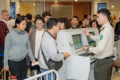 Hành khách làm thủ tục đi máy bay tại Cảng Hàng không quốc tế Nội Bài. (Ảnh: PV/Vietnam+)