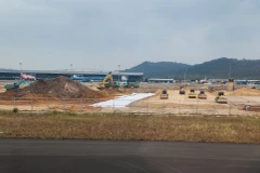 Chủ đầu tư và nhà thầu tăng tốc thi công Dự án đầu tư mở rộng Cảng Hàng không quốc tế Phú Quốc. (Ảnh: Việt Hùng/Vietnam+)