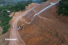 Nhà thầu thi công Dự án đường Hồ Chí Minh đoạn Chợ Chu-Ngã ba Trung Sơn đoạnqua tỉnh Tuyên Quang. (Ảnh: Khánh Hùng/Vietnam+)