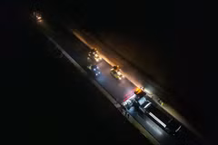 Nhà thầu thi công liên tục, kể cả ban đêm để đẩy nhanh tiến độ của Dự án cao tốc Đồng Đăng-Trà Lĩnh. (Ảnh: PV/Vietnam+)