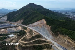 Nhà thầu thi công một mái taluy trên Dự án cao tốc Quy Nhơn-Chí Thạnh. (Ảnh: Quốc Khánh/Vietnam+)