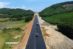 Nhà thầu thi công thảm bêtông nhựa nền đường Dự án cao tốc Quy Nhơn-Chí Thạnh. (Ảnh: Khánh Hùng/Vietnam+)