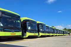 Tuyến xe buýt điện số 54 (Long Biên-Bắc Ninh) đưa vào khai thác, vận hành thay thế phương tiện diesel hiện hữu. (Ảnh: PV/Vietnam+)