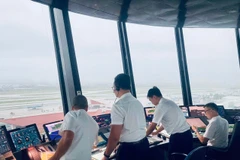 Nhân viên điều hành bay tại Cảng Hàng không quốc tế Nội Bài. (Ảnh: PV/Vietnam+)