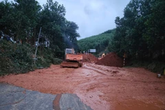 Các đơn vị quản lý đường bộ đã huy động tối đa nhân lực, thiết bị, phương tiện cơ giới, vật tư dự phòng, tập trung thông tuyến đường bị sạt lở tại miền Trung do mưa lũ. (Ảnh: PV/Vietnam+)