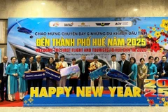 Vietnam Airlines chào đón những hành khách đầu tiên nhân dịp năm mới 2025 tại Cảng Hàng không Quốc tế Phú Bài, tỉnh Thừa Thiên-Huế. (Ảnh: PV/Vietnam+)