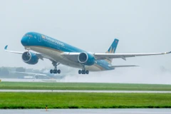 Máy bay của Vietnam Airlines cất cánh tại Cảng Hàng không quốc tế Nội Bài. (Ảnh: PV/Vietnam+)