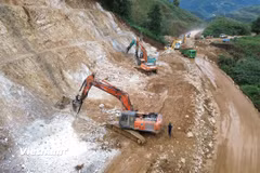 Nhà thầu tăng tốc thi công Dự án kết nối giao thông các tỉnh miền núi phía Bắc để hoàn thành trước Tết Nguyên đán Bính Ngọ 2026. (Ảnh: Khánh Hùng/Vietnam+)