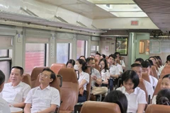 Có 181 cán bộ, công chức Hải Phòng đi làm bằng tàu hỏa. (Ảnh: PV/Vietnam+)