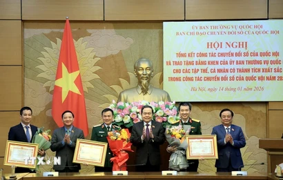 Chủ tịch Quốc hội Trần Thanh Mẫn trao Bằng khen của Ủy ban thường vụ Quốc hội cho các tập thể có thành tích xuất sắc trong công tác chuyển đổi số của Quốc hội năm 2025. (Ảnh: Tuấn Anh/TTXVN)