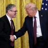 Keir bắt tay Trump sau khi nhà lãnh đạo Mỹ khen ông có giọng nói hay. (Nguồn: Metro)