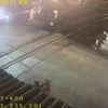 Cận cảnh nữ nhân viên bị đánh chảy máu vì không mở barie cho xe máy vượt đường sắt