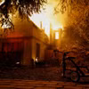 Một ngôi nhà bốc cháy dữ dội do ảnh hưởng từ cháy rừng tại Altadena, California. (Nguồn: Reuters)
