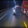Cận cảnh tình huống xe tải vượt ẩu khi trời mưa khiến người đi xe máy thiệt mạng