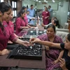 Hoạt động kinh doanh nhẫn kim cương ở Ahmedabad, Ấn Độ. (Ảnh: Al Jazeera)