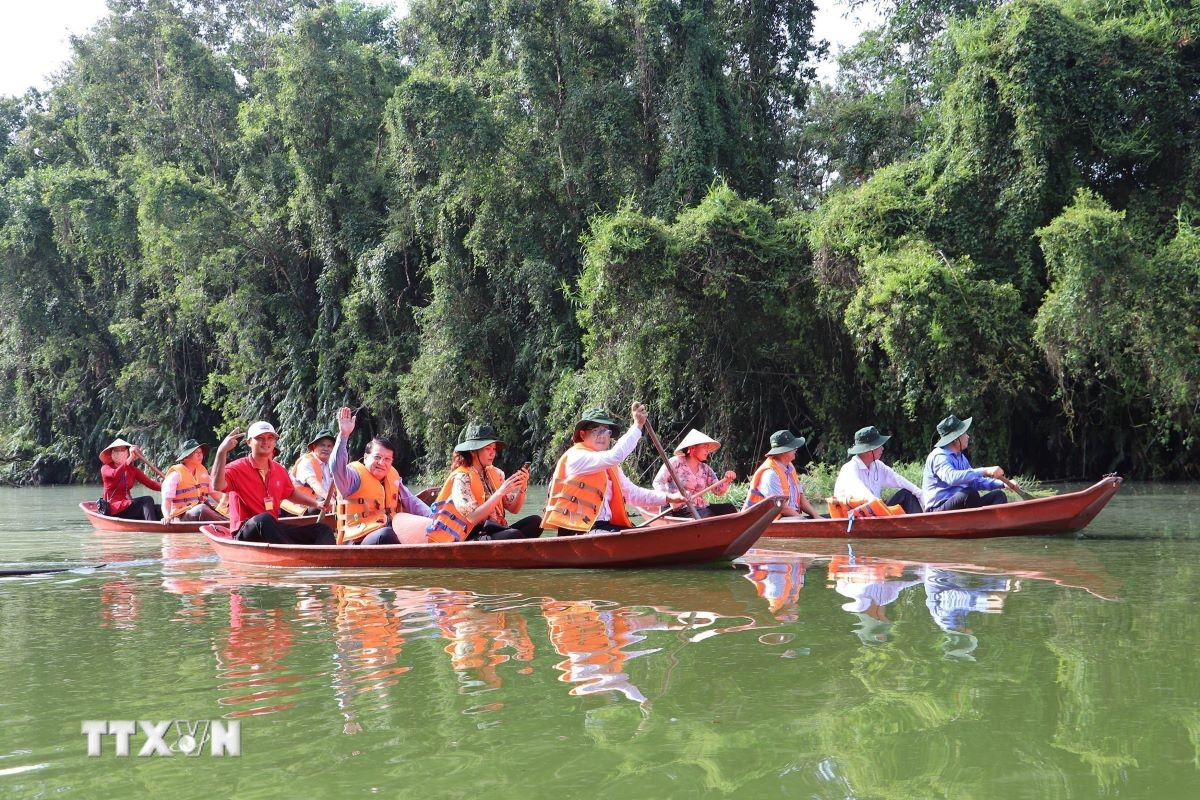 Khu Bảo tồn và Du lịch sinh thái Đồng Tháp Mười Du khách tham quan Khu Bảo tồn và Du lịch sinh thái Đồng Tháp Mười