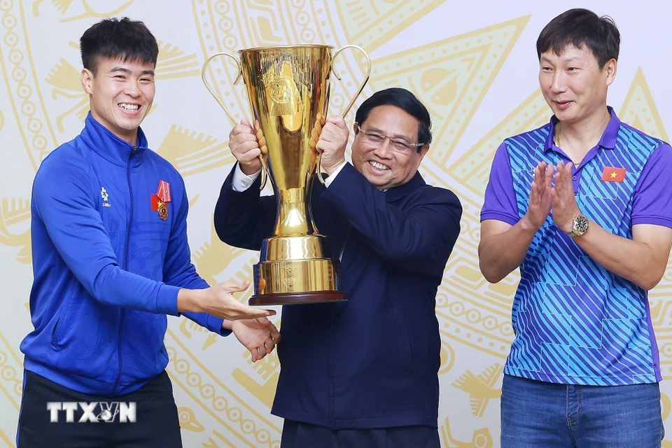 Thủ tướng Phạm Minh Chính nâng chiếc cúp vô địch Giải vô địch bóng đá Đông Nam Á-ASEAN Cup 2024. (Ảnh: Dương Giang/TTXVN)