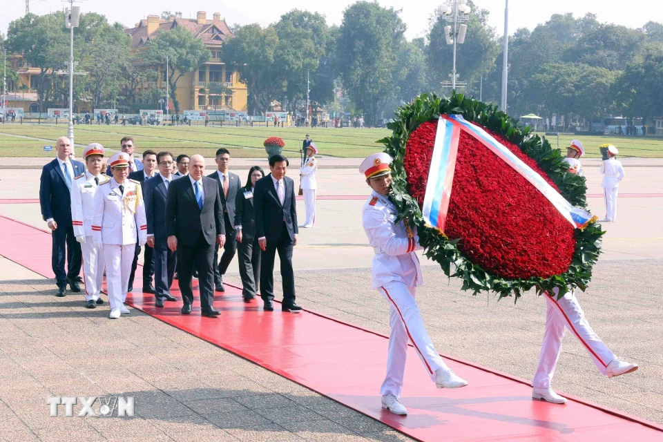 Thủ tướng Liên bang Nga Mikhail Vladimirovich Mishustin đến đặt vòng hoa và vào Lăng viếng Chủ tịch Hồ Chí Minh. (Ảnh: Phạm Kiên/TTXVN)