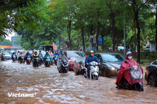 Hà Nội: Mưa lớn khiến nhiều điểm trên các tuyến phố ngập úng, giao thông ùn tắc