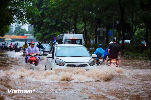 Hà Nội: Nhiều tuyến phố ngập sâu, vận hành các trạm bơm tiêu thoát nước 