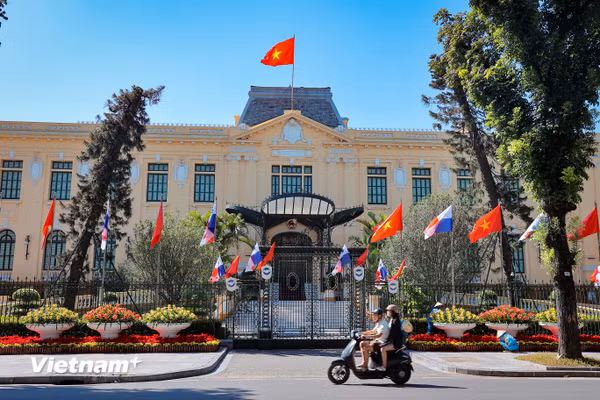 Phố phường Hà Nội rực rỡ cờ hoa chào mừng kỷ niệm 72 năm Ngày Giải phóng Thủ đô