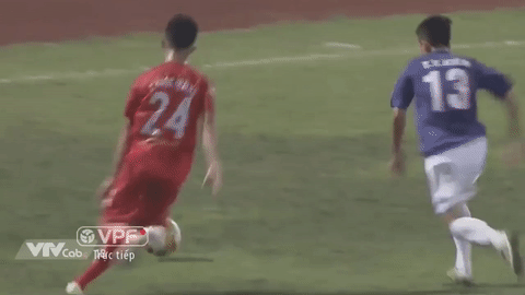 Cận cảnh cầu thủ Hà Nội vào bóng nguy hiểm với tài năng HAGL ảnh 2