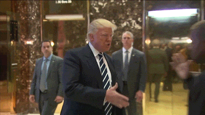 Nghệ thuật bắt tay siêu kỳ cục của Tổng thống Mỹ Donald Trump ảnh 3