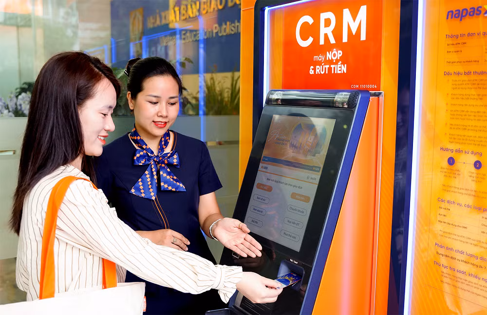 anh-2-nhan-vien-shb-huong-dan-khach-hang-su-dung-may-crm.png