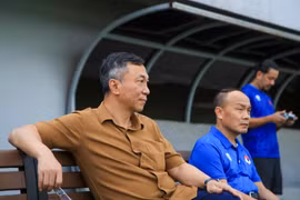 Chủ tịch Liên đoàn Bóng đá Việt Nam Trần Quốc Tuấn động viên đội tuyển Việt Nam trước trận đấu với Singapore. (Ảnh: VFF)