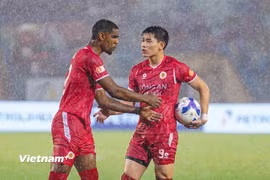 Đình Bắc (số 9) và ngoại binh Alan Grafite tranh đá phạt đền ở trận gặp Đông Á Thanh Hóa. (Ảnh: Việt Anh/Vietnam+)