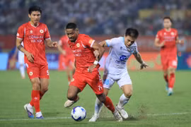 Công an Hà Nội (áo đỏ) giành chiến thắng 3-2 trước Thép Xanh Nam Định. (Ảnh: VPF)