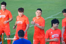 Các tuyển thủ của Đội tuyển Việt Nam rạng rỡ trong buổi tập đầu tiên dịp FIFA Days tháng 6/2025. (Ảnh: Việt Anh/Vietnam+)