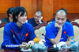 Huấn luyện viên trưởng Nguyễn Tuấn Kiệt (phải) và chủ công Thanh Thuý của Đội tuyển Bóng chuyền Nữ Việt Nam tại họp báo công bố Giải AVC Nations Cup năm 2025. (Ảnh: Việt Anh/Vietnam+)
