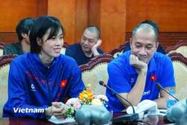 Huấn luyện viên trưởng Nguyễn Tuấn Kiệt (phải) và chủ công Thanh Thuý của Đội tuyển Bóng chuyền Nữ Việt Nam tại họp báo công bố Giải AVC Nations Cup năm 2025. (Ảnh: Việt Anh/Vietnam+)