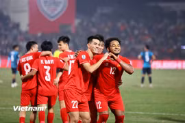 Bộ đôi Tiến Linh (trái) và Xuân Son tiếp tục lập công để giúp Việt Nam giành chiến thắng 3-1 trước Singapore. (Ảnh: Hoài Nam/Vietnam+)