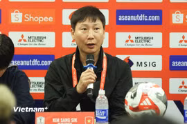 Huấn luyện viên Kim Sang-sik tự tin hướng đến danh hiệu đầu tiên cùng Đội tuyển Việt Nam. (Ảnh: Hoài Nam/Vietnam+)