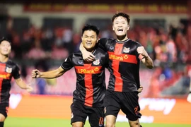 Hoàng Đức (phải) ghi bàn giúp Ninh Bình FC giành thắng lợi 2-0 ở cuộc tiếp đón Đương kim vô địch Thép Xanh Nam Định. (Ảnh: VPF)