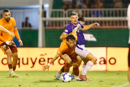 Nhận thất bại 1-3 trước Hoàng Anh Gia Lai (áo cam), Hà Nội FC đánh mất quyền tự quyết trong cuộc đua giành huy chương ở V-League 2025/26. (Ảnh: haglfc)