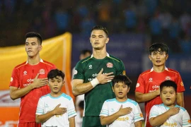 Thủ môn Việt kiều Patrik Lê Giang (giữa) chính thức có quốc tịch Việt Nam. (Ảnh: FBNV)