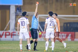 Vũ Đình Hai (số 21) nhận thẻ đỏ khiến Hà Nội FC nhận thất bại 0-1 trước Hoàng Anh Gia Lai ngay tại Hàng Đẫy. (Ảnh: HAGL)