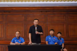 Chủ tịch Liên đoàn Bóng đá Việt Nam (VFF) Trần Quốc Tuấn (áo đen) gặp gỡ, động viên tinh thần các thành viên của đội tuyển Việt Nam. (Ảnh: VFF)