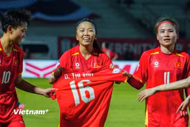 Huỳnh Như (giữa) tỏa sáng với đường chuyền "dọn cỗ" giúp Đội tuyển Nữ Việt Nam giành chiến thắng 1-0 trước Đội tuyển Nữ Thái Lan. (Ảnh: Việt Anh/Vietnam+)