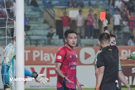 Công an Hà Nội nhận 2 thẻ đỏ trong trận đấu với Câu lạc bộ Thành phố Hồ Chí Minh ở vòng 19 V-League. (Ảnh: Việt Anh/Vietnam+)